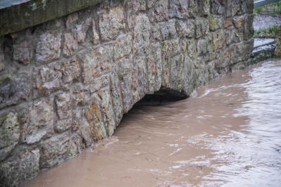 Waiblingen-Bittenfeld: Zipfelbach tritt ueber die Ufer - Strassensperrung und Einsatz der Feuerwehr